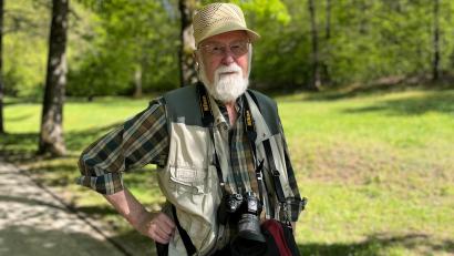 Bild: Susanne Weber
Peter Rasskopf in seiner liebsten Umgebung, der Natur. Stets dabei auf seinen ausgedehnten Naturerkundungen: die Kamera.