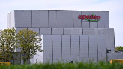 Bild: Wolf von Dewitz/dpa
In diesen Lagerhallen ist es minus 22 Grad kalt. Vorne eine kleinere Logistikhalle, dahinter eine 43 Meter hohe Riesenhalle.