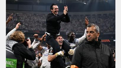 Bild: Mustafa Alkac/dpa
Aston Villas Torwart Emiliano Martínez trägt nach dem Finalsieg gegen den SC Freiburg seinen Trainer Unai Emery auf den Schultern.