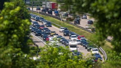Archivbild: Peter Kneffel/dpa
Die Fahrt auf der A8 zwischen München und Salzburg kann unter Umständen länger dauern als erhofft.