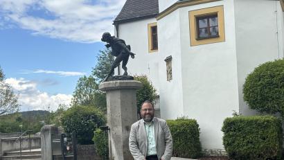 Bild: san
Daniel Sandner, Schmidmühlens neuer Bürgermeister, vor dem Brunnen am Rathaus, den ein Moriskentänzer ziert. Die Figur erinnert an einen großen Sohn Schmidmühlens: Erasmus-Grasser, der die Moriskentänzer einst für den Festsaal im alten Münchner Rathaus erschaffen hatte.