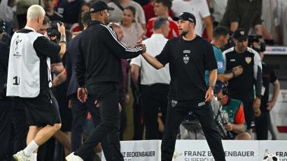 Bild: Tom Weller/dpa
Shake Hands der Trainer Vincent Kompany (l) und Sebastian Hoeneß nach dem Supercup-Duell zu Saisonbeginn. (Archivbild)