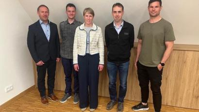 Bild: Anton Brand
Bürgermeister Josef Pretzl (von links) mit den neuen Gemeinderatsmitgliedern Nico Prechtl, Claudia Zinkl, Thomas Zinkl und Dominik Kiener (von links).