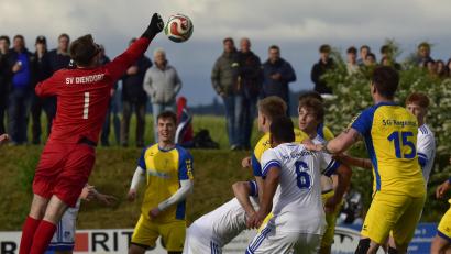 Bild: Hans Mark
Diendorfs Torwart Benedikt Höpfl (links) war beim Sieg im ersten Relegationsspiel gegen die SG Regental ein wichtiger Rückhalt. Am Freitag geht es für den SV in Teunz gegen den SV Erzhäuser.