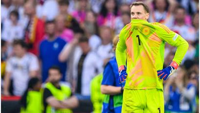 Bild: Tom Weller/dpa
Ist sich Manuel Neuer selbst nicht sicher,, ob er ins Nationaltor zurückkommen soll?