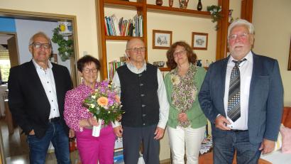 Bild: apr
Stefan Göcking (links) sowie Thomas Meyer (von rechts) und Tochter Claudia gratulieren Helga und Horst Dörfler zur Diamantenen Hochzeit.
