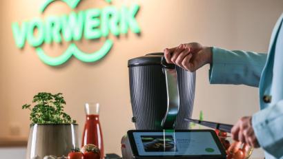Bild: Oliver Berg/dpa
Mit dem Thermomix kann man unter anderem Lebensmittel zerkleinern, vermischen und erhitzen.