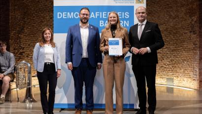 Bild: StMFH/Christian Blaschka
Finanz- und Heimatminister Albert Füracker (rechts) verleiht den „Demografiepreis Bayern 2025“ an die BHS Corrugated Maschinen- und Anlagenbau GmbH.