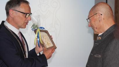 Bild: Konrad Rosner
Bürgermeister Bernd Sommer (links) verlieh an Karlheinz Hoyer (rechts) eine eigens geschaffene Trophäe, den "Grammy" der Stadt Waldsassen.