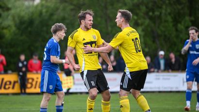 Bild: Loeffler, Jonas
Jubel bei den Hahnbacher Spielern Kilian Heldmann und Fabian Schötz. Durch das 2:0 im Relegationshinspiel gegen den SV Etzenricht hat der SV Hahnbach beste Karten in Runde zwei einzuziehen.