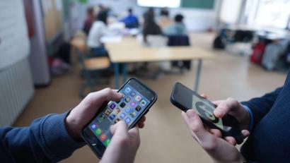 Bild: Marcus Brandt/dpa
Der Aktionsrat Bildung fordert Altersgrenzen für Social-Media-Plattformen - und private Handynutzung in den Schulen erst ab der Zehnten. (Symbolbild)