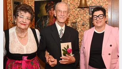 Bild: Gerhard Franz
Ute und Friedrich Donhauser feiern Diamantene Hochzeit, wozu die Zweite Bürgermeisterin Birgit Fruth (rechts) im Namen des Oberbürgermeisters und des gesamten Stadtrats gratulierte.