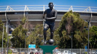 Bild: Fernando Carranza Garcia./
Pelé wurde mit der Statue geehrt.