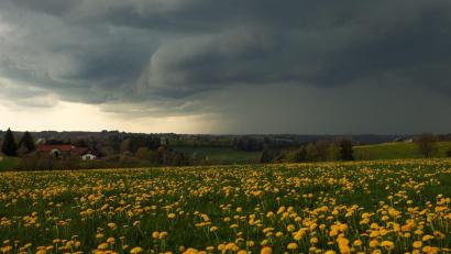 Bild: Alexander Wolf/onw-images/dpa
Noch einmal dicke Wolken in Bayern, dann kommt das schöne Wetter. (Archivbild)