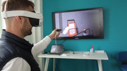 Bild: Michael Hitzek / Bayernwerk
Moderne Technik kommt im Schulungszentrum Gas des Bayernwerks in Schirmitz zum Einsatz: Mit einer VR-Brille können typische Situationen im Bereitschaftsdienst trainiert werden.