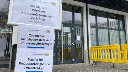 Bild: Carsten Hoefer/epa Scanpix Sweden/dpa
Hinweisschilder zur mündlichen Verhandlung im Münchner Wirecard-Musterverfahren im vergangenen Herbst. Nun will das Gericht eine erste Entscheidung verkünden.