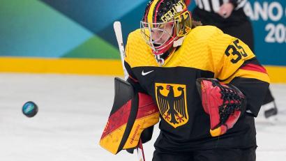Bild: Petr David Josek/AP/dpa
Nationaltorhüterin Sandra Abstreiter gewann in der PWHL in Nordamerika die Meisterschaft. (Archivbild)