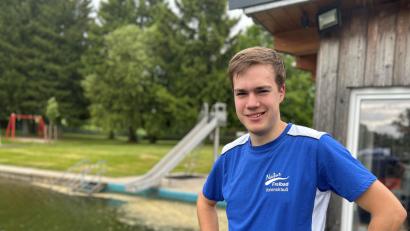 Bild: ck
Kilian Koller wird den Sommer über die Badeaufsicht im Naturbad Vohenstrauß übernehmen. Der 19-jährige Wasserwachtler aus Waldau muss vorher noch die mündliche Abiturprüfung am Kepler-Gymnasium in Weiden über die Bühne bringen.