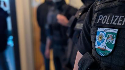 Symbolbild: Bundespolizei
Die Bundespolizeiinspektion Waidhaus und die Staatsanwaltschaft Weiden führen umfangreiche Durchsuchungen wegen Verdachts der gewerbsmäßigen Einschleusung durch.