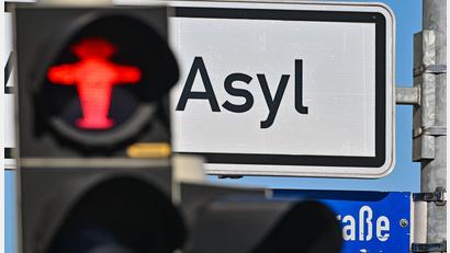 Bild: Patrick Pleul/dpa
Welche Leistungen Asylbewerber bekommen, ist gesetzlich geregelt. (Archivbild)