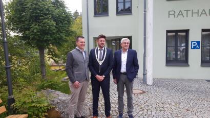 Bild: wkr 
Die zwei neuen Stellvertreter von Bürgermeister Sebastian Voit (Mitte) sind Michael Köferl (links) und Michael Voit (rechts).