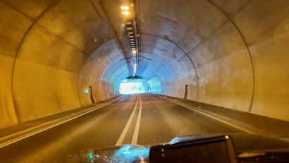 Bild: Gabi Schönberger
Der Mühlbergtunnel bei Neustadt/WN ist in die Jahre gekommen. Ab 26. Mai wird er für rund sechs Wochen komplett gesperrt.