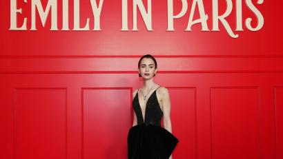Bild: Aurelien Morissard/AP/dpa
Was Emily (Lily Collins) in der letzten Staffel wohl erleben wird? (Archivbild)