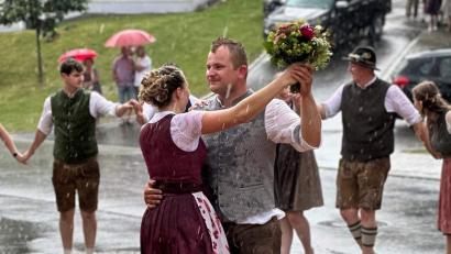 Bild: Heidi Ries
Ausgerechnet zum Kirwa-Walzer öffnete der Himmel im vergangenen Jahr seine Schleusen. Bei strömendem Regen wurden Simon Blind und Vanessa Ries zum neuen Ober-Kirwapaar gekürt.