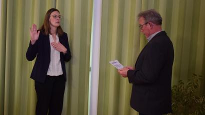 Bild: bnr
Als ältestes Mitglied im Gemeinderat vereidigte Wolfgang Blödt die neue Erste Bürgermeisterin Katharina Haas.