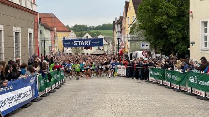 Archivbild: Alexander Unger
Startschuss beim Nofi-Lauf in Weiden: Auch in diesem Jahr gehen wieder tausende Läufer auf die Strecke.