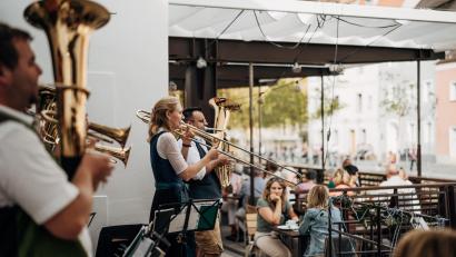 Bild: Miriam Koch
"De Fuchsn" aus Regensburg waren schon mal zu Gast im Bootshaus, zum Oktoberfest. Am Pfingstsonntag spielen sie jetzt zum Frühschoppen beim bayerisch-böhmischen Brückenfest.