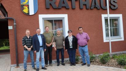 Bild: gru
Bürgermeister Hermann Mertel (Zweiter von links) mit Zweitem Bürgermeister Richard Leißner (rechts) und Drittem Bürgermeister Bernd Pilhofer (Dritter von rechts) sowie den neuen Gemeinderäten Elke Reif, Manfred Appel (Dritter von links) und Florian Hölzl (links).