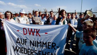 Bild: ggö
Das Ende nach Jahren der Auseinandersetzung: WAA-Gegner feiern am 31. Mai 1989 den Baustopp am Bauzaun in Wackersdorf. Mittendrin, mit verschränkten Armen, Landrat Hans Schuierer.
