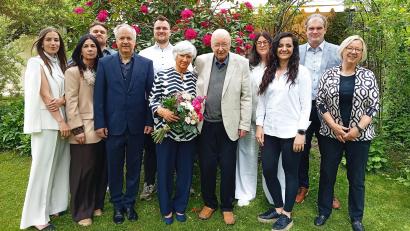 Bild: Oswald Zintl
Gerti und Franz Meichner (Mitte) feiern Eiserne Hochzeit im Kreis der Familie. Auch Bürgermeisterin Margit Bayer (Dritte von rechts) gratuliert zum Jubiläum