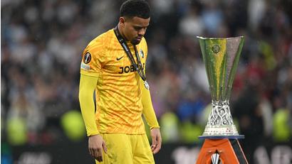 Bild: Robert Michael/dpa
Die Trophäe war für die Freiburger um Torwart Noah Atubolu nicht erreichbar.