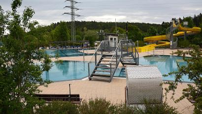 Bild: fdl
Durch die Teilnahme am Förderprogramm „Installation von Aufdach-PV-Anlagen“ soll sich das Freibad am Monte Kaolino größtenteils selbst mit Strom versorgen.
