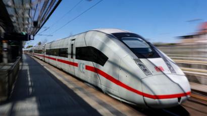 Bild: Jan Woitas/dpa
Am Pfingstwochenende erwartet die Bahn viele Fahrgäste in ihren Zügen. (Archivbild)