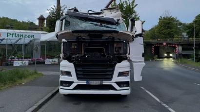 Bild: Polizei Sulzbach-Rosenberg
Ein 40-Tonner bleibt in Sulzbach-Rosenberg unter einer Brücke stecken. Der Fahrer übersteht das unverletzt, aber der Schaden ist erheblich.