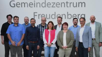 Bild: sche
Die neu vereidigten Freudenberger Gemeinderatsmitglieder der Wahlperiode 2026 bis 2032 von links: Johannes Altmann (Grüne), Dominik Baumer (FW), Benjamin Weiß (CSU), Johannnes Schwarz (CSU), Martin Bauer (CSU), Cornelia Walz (CSU), Julian Ram (FW), Elisabeth Strobl (SPD), Martin Bauer (FW), Bürgermeister Reiner Wiedenbauer (FW) und Hans-Jürgen Plößl (FW).