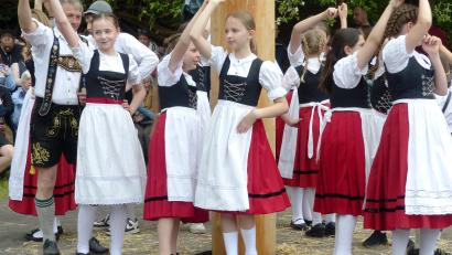 Bild: jp
Die Kindergruppe des Kastler Trachtenvereins begeisterten das Publikum bei ihren Auftritt am Kastler Kirwabaum.