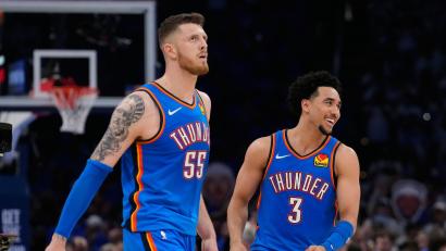 Bild: Tony Gutierrez/AP/dpa
Isaiah Hartenstein (l) überzeugte beim Sieg gegen die San Antonio Spurs.