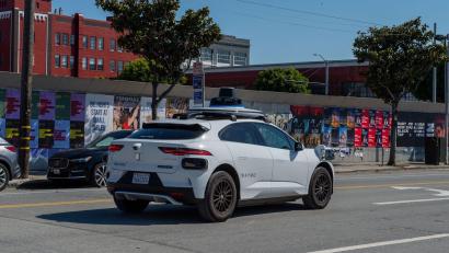 Bild: Andrej Sokolow/dpa
Zunächst waren fahrerlose Waymo-Robotaxis vor allem in sonnigen Gegenden wie San Francisco unterwegs. (Archivbild)