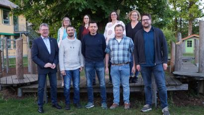 Bild: wel
Bürgermeister Martin Prey (links) freut sich über die neuen Mitglieder des Gemeinderats (von links) Stefan Biegerl, den neuen dritten Bürgermeister Florian Winderl, Reinhard Schneeberger und Matthias Matzke. In der oberen Reihe von links die Gemeinderäte Marianne Rath, Sandra Urban (neu), Michaela Gleißner und zweite Bürgermeisterin Rita Salomon.