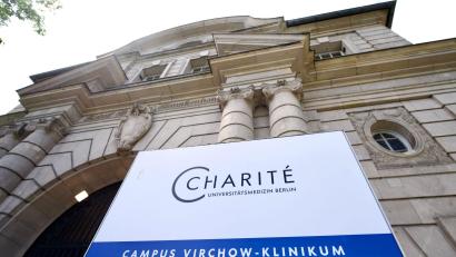 Bild: Soeren Stache/dpa
Der Eingang zum Campus Virchow Klinikum (Virchow-Krankenhaus) der Berliner Charité.
