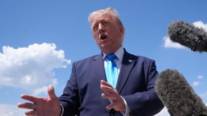 Bild: Jacquelyn Martin/AP/dpa
Trump kündigt die Entsendung Tausender Soldaten nach Polen an.