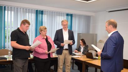 Bild: bnr
Bürgermeister Michael Wilfahrt (rechts) vereidigt die neuen Gemeinderäte Matthias Buron, Diana Kraus und Franz Grabinger (von links).