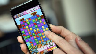 Symbolbild: Britta Pedersen/dpa
Durch In-App-Käufe bei Handyspielen wie "Candy Crush" oder "Clash of Clans" verschulden sich immer mehr Menschen.