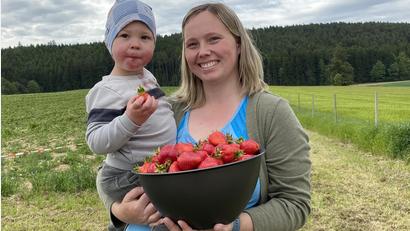 Bild: Völkl
Maria Schmidl aus Altendorf strahlt: Sie hat sich die ersten Erdbeeren gepflückt. Kilian durfte schon auf dem Feld naschen.
