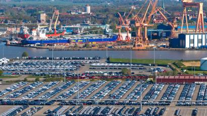 Bild: Sina Schuldt/dpa
Blick auf den Emder Hafen: Die deutsche Wirtschaft bleibt trotz Aufhellung fragil.