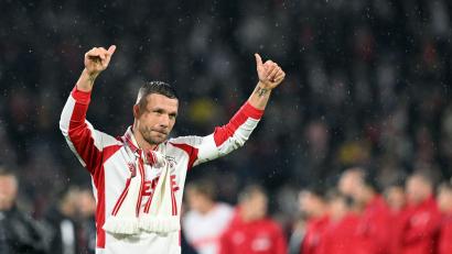 Bild: Federico Gambarini/dpa
Kult in Köln: Lukas Podolski hat früh die Herzen der FC-Fans erobert. (Archivbild)